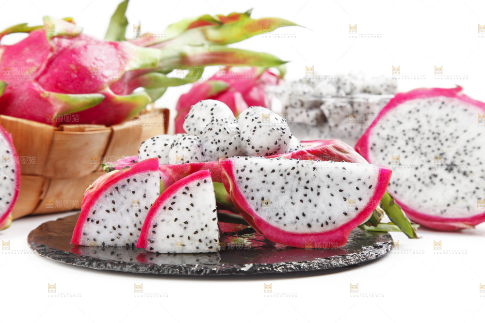 黑石板上的新鲜火龙果