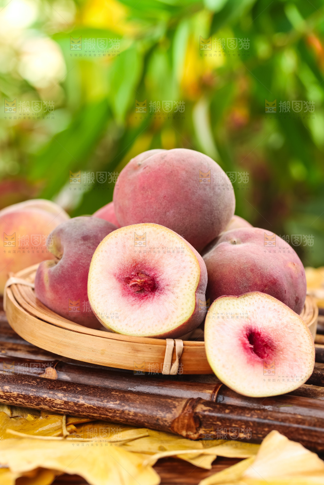 竹底上放着新鲜冬桃