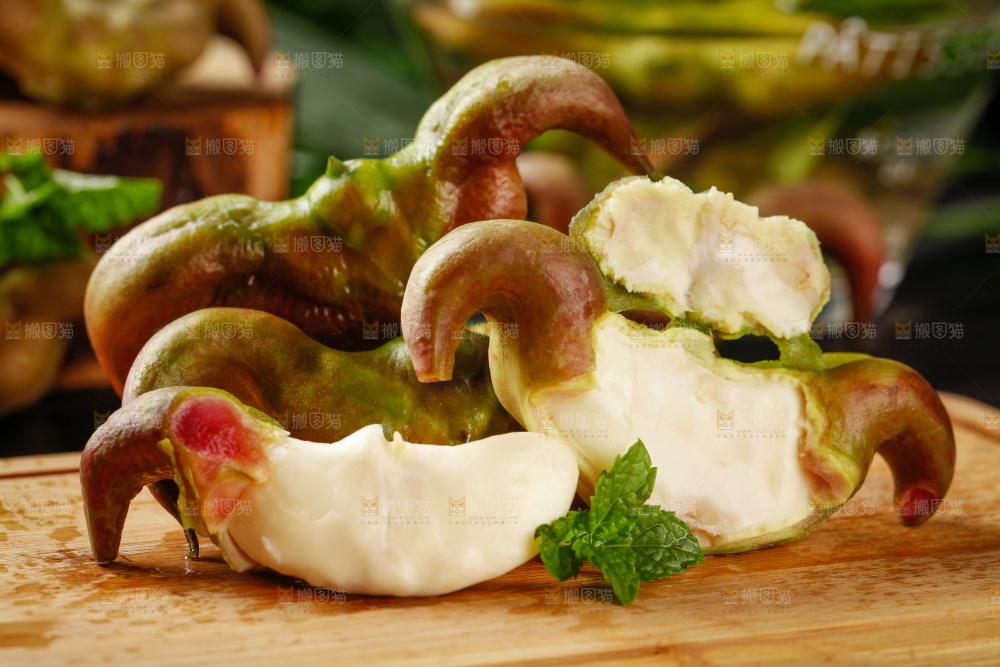 木板上的新鲜菱角