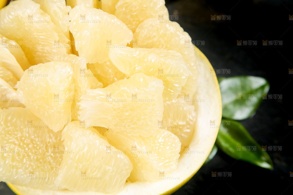 黑石板上的白心柚子