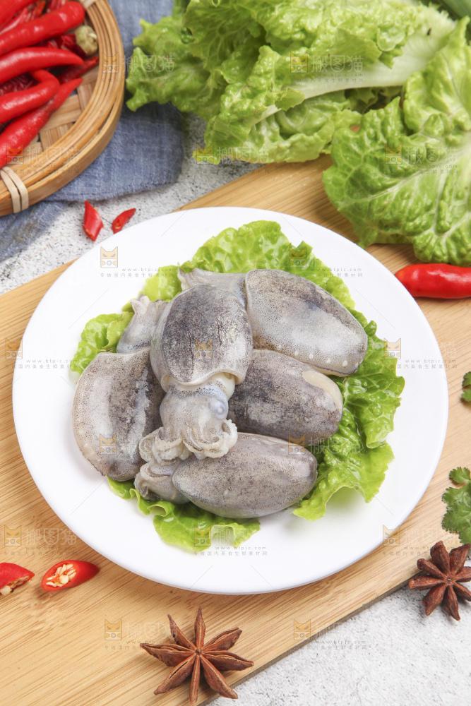 盘子里装着墨鱼仔