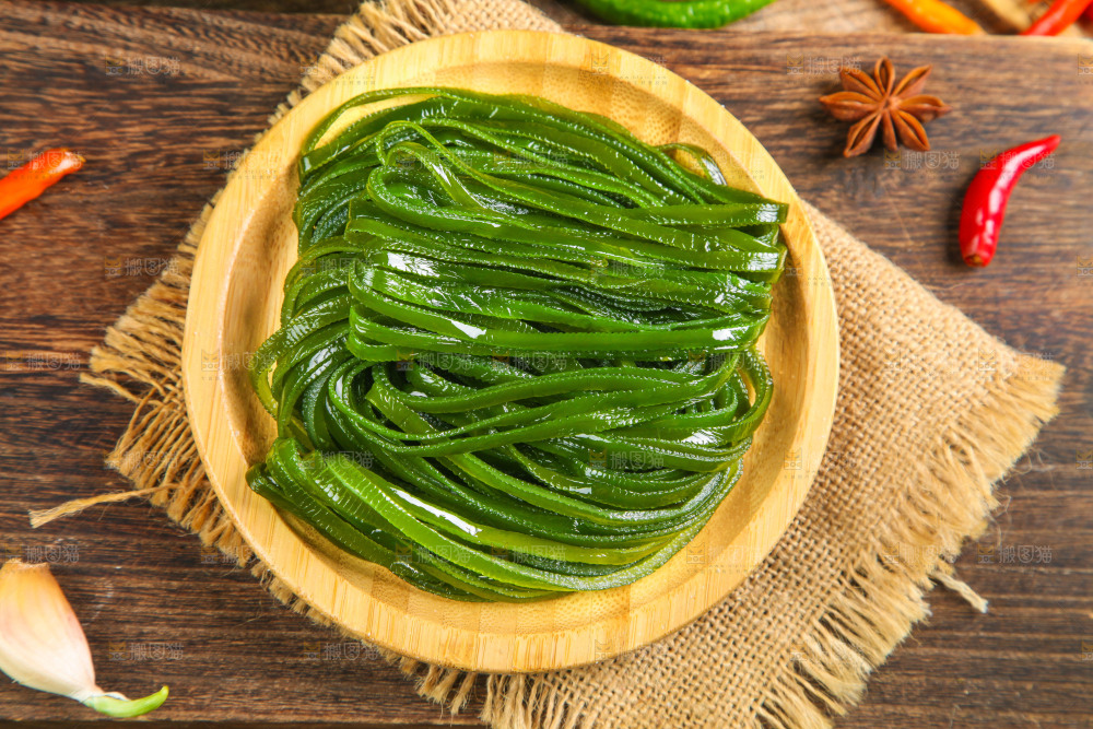 木底上放着盐渍海带丝