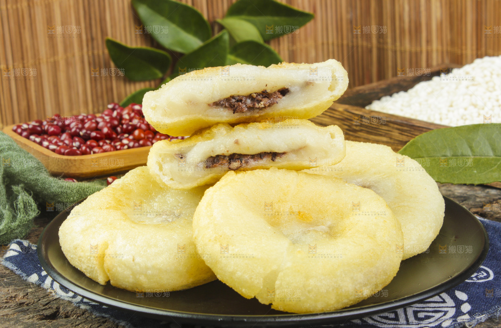 盘子里装红豆夹心糍粑
