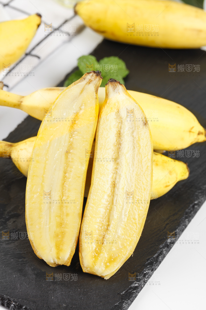 黑石板上的芭蕉