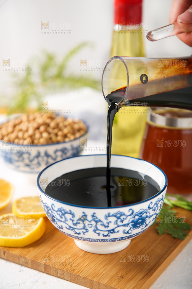 碗里装着酱油