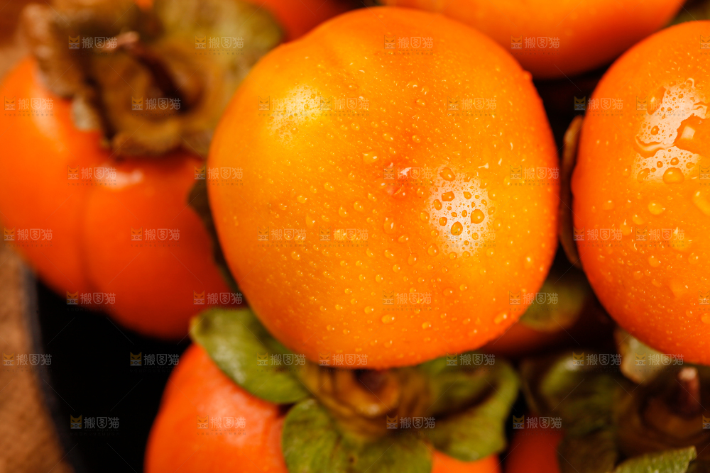 盘子里装着大柿子