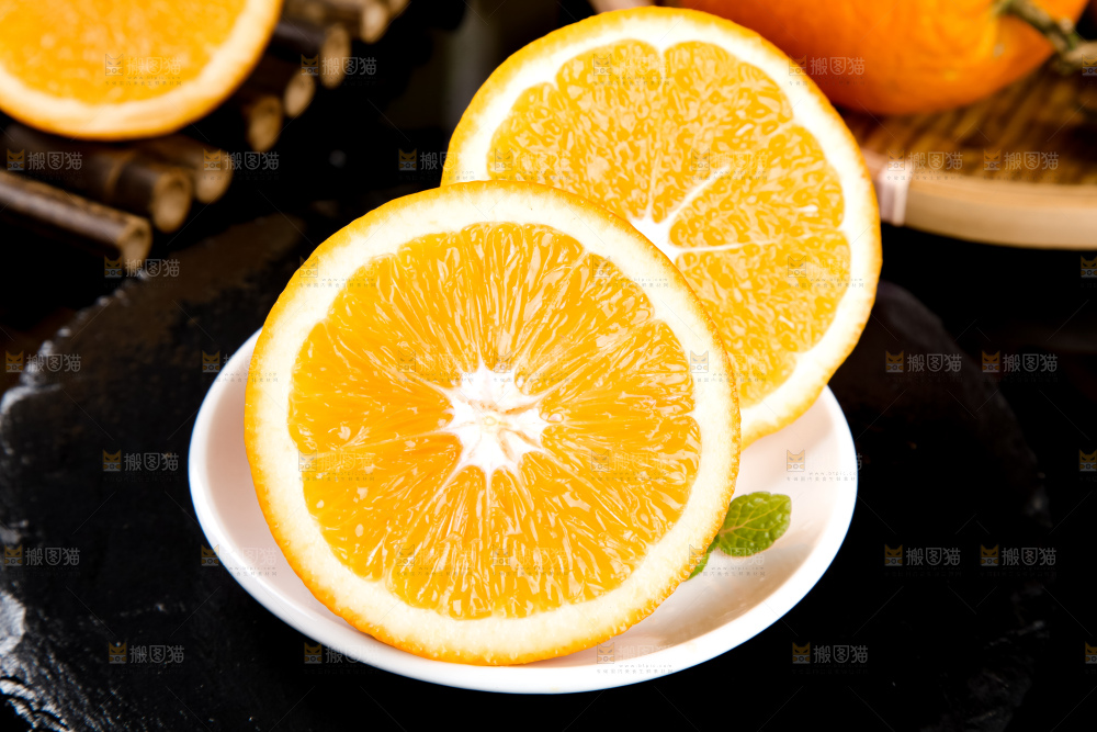 盘子里装着橙子果肉