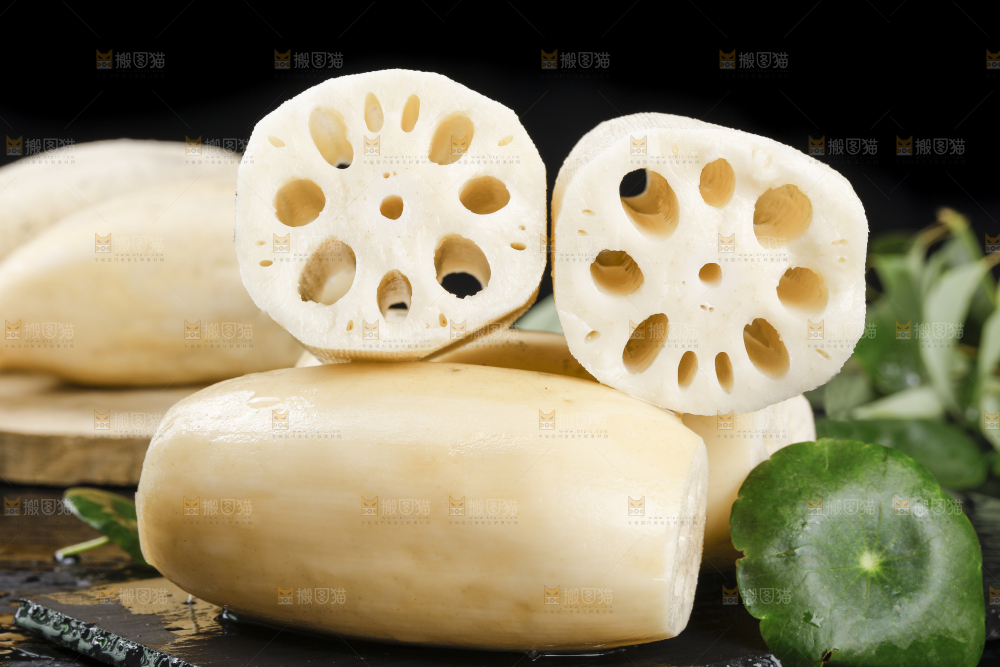 黑石板上放着新鲜莲藕