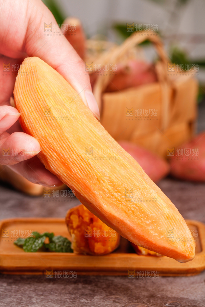 手上拿着小蜜薯