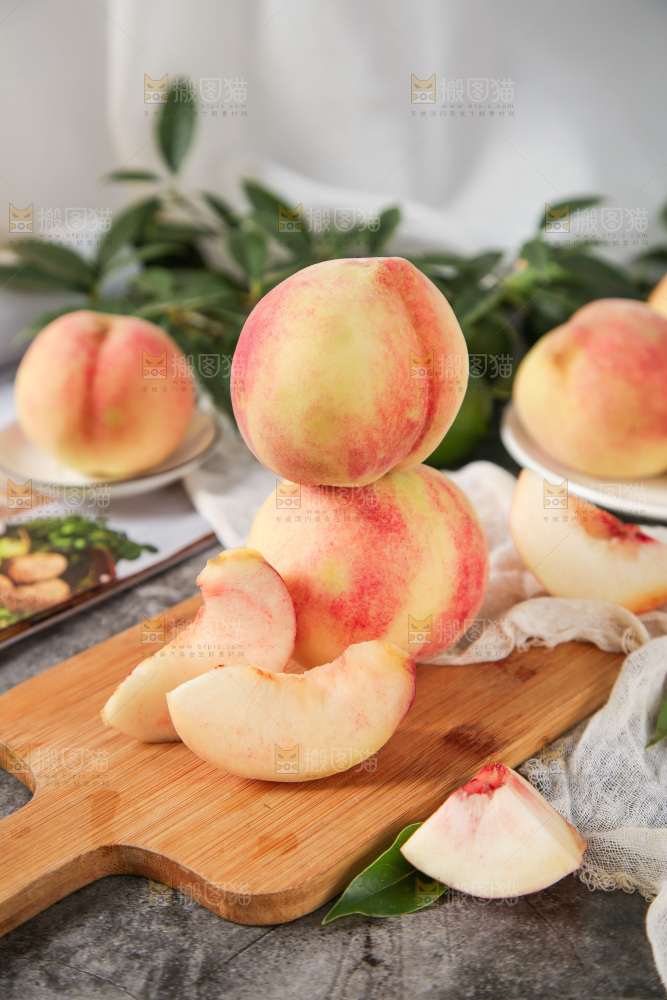 木板上放着一盘毛桃
