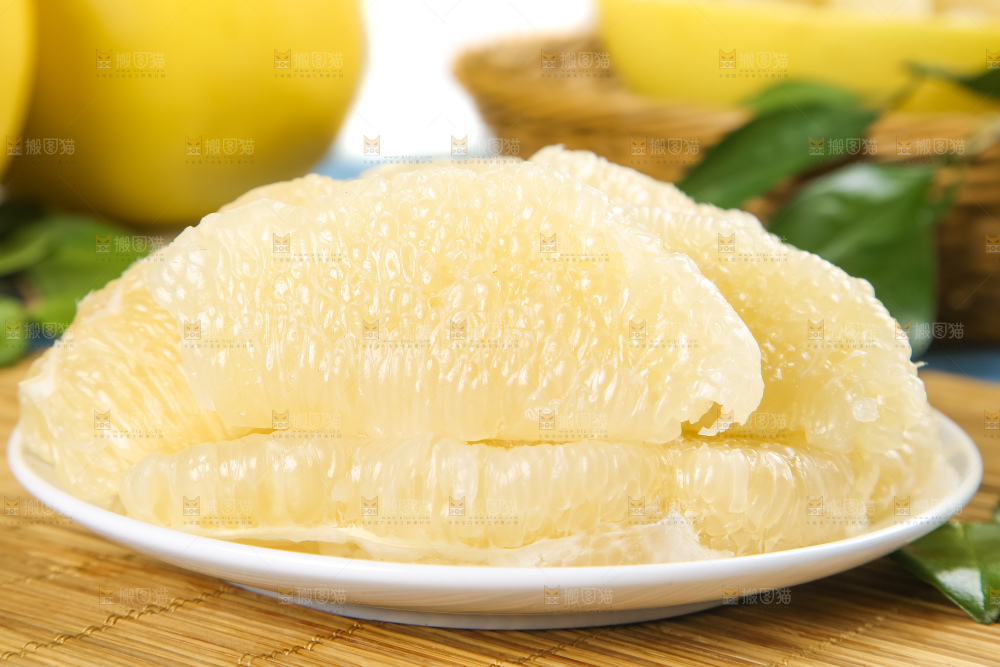 木板上放着白心柚子