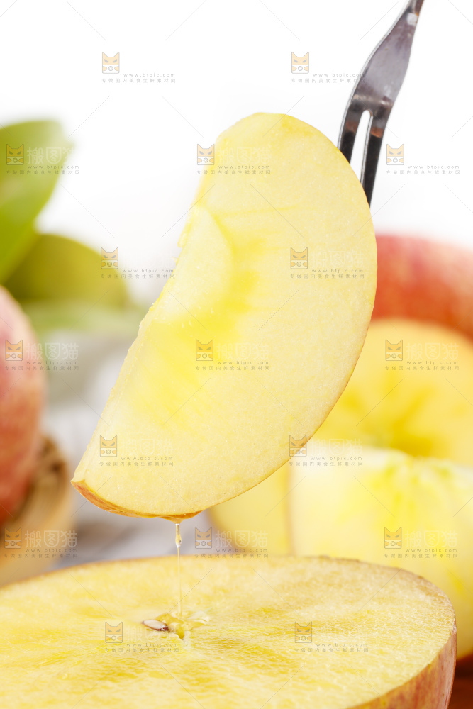 叉子上叉着苹果果肉