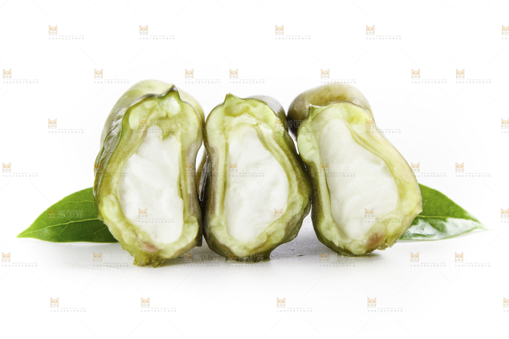浅底上放着洪湖菱角
