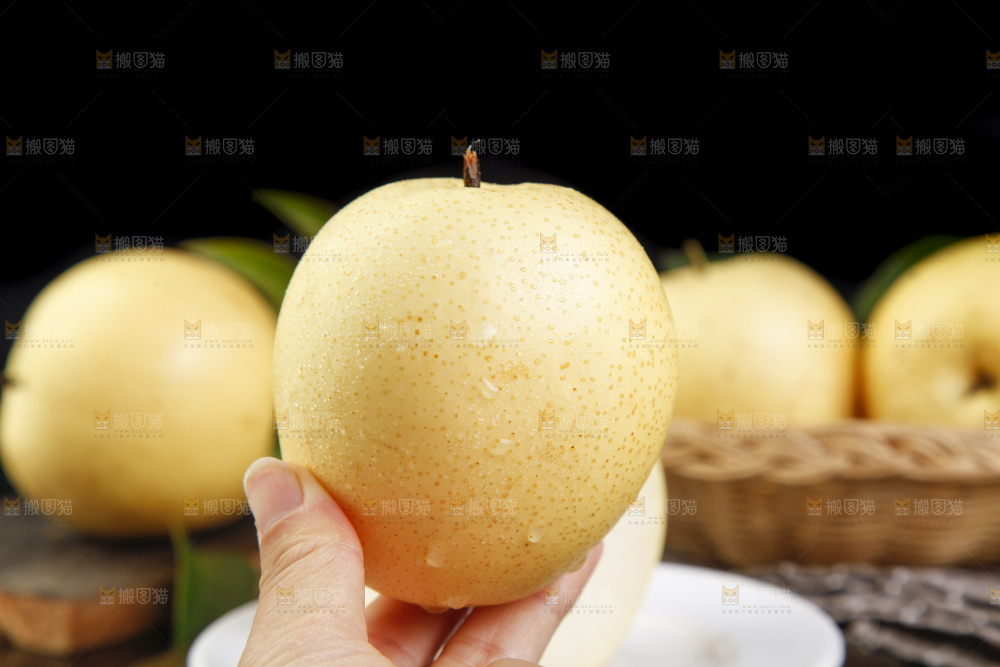 手里拿着新鲜梨子
