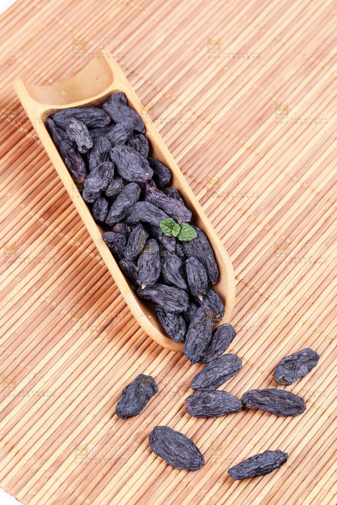竹底上放着黑加仑葡萄干