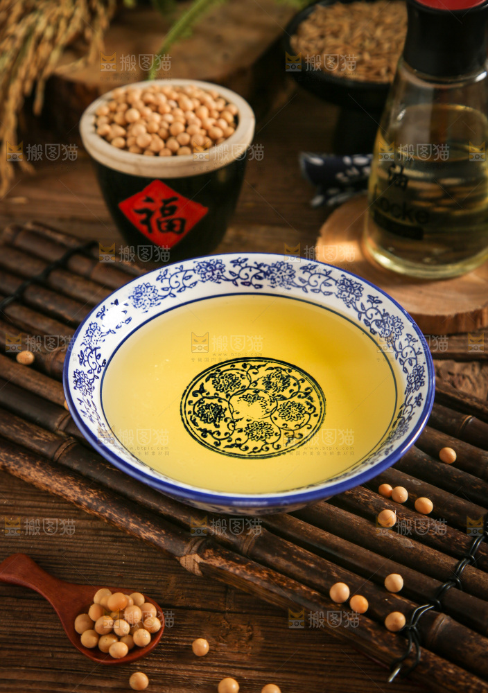 碗里装着食用油