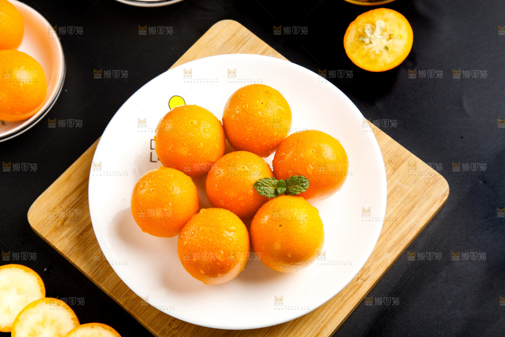 碟子里放着广西小金桔