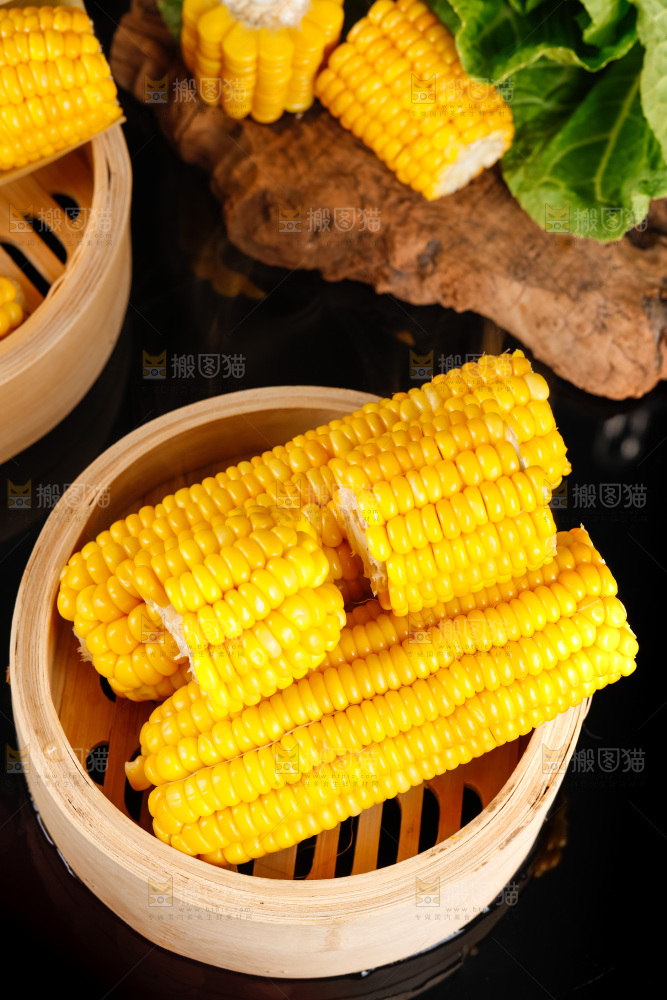蒸笼里装着玉米棒