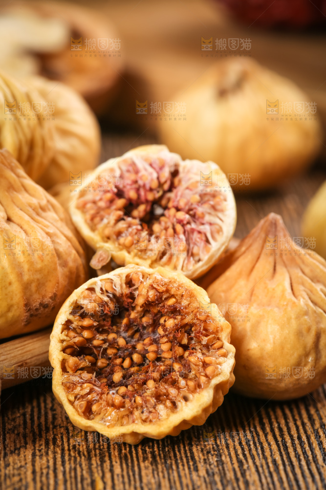 木板上的土耳其无花果干
