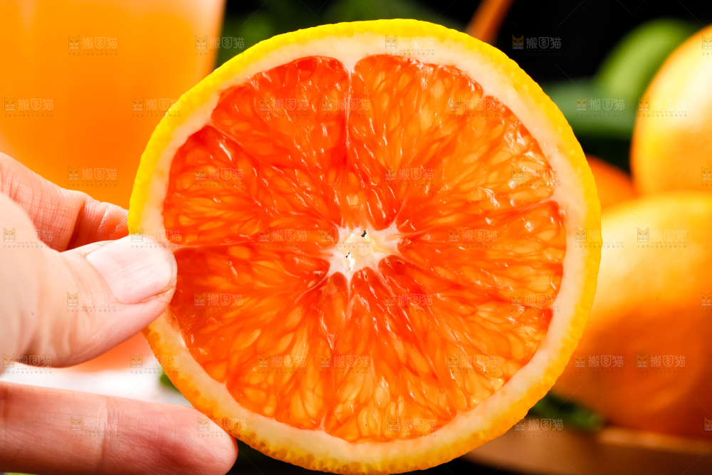 深底上的新鲜橙子
