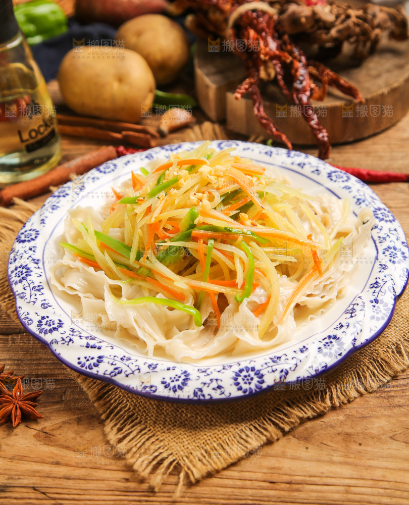 盘子里装着炒土豆丝