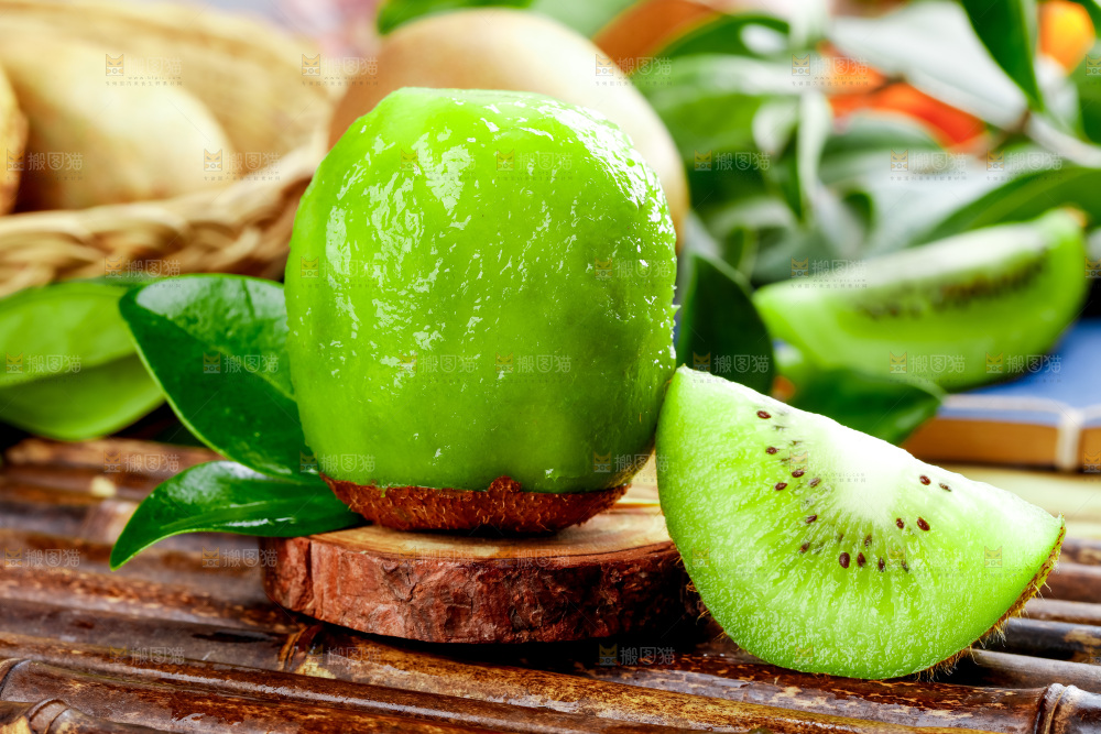 竹底上的陕西猕猴桃