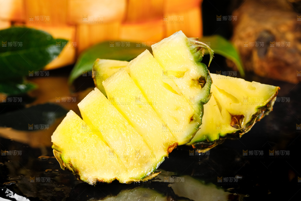 黑石板上的泰国香水小菠萝