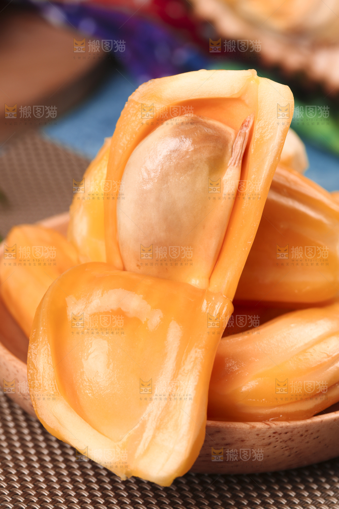 蓝底上放着泰国菠萝蜜