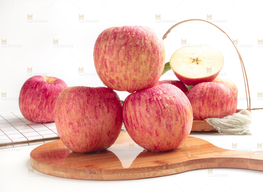 木板上的红富士苹果