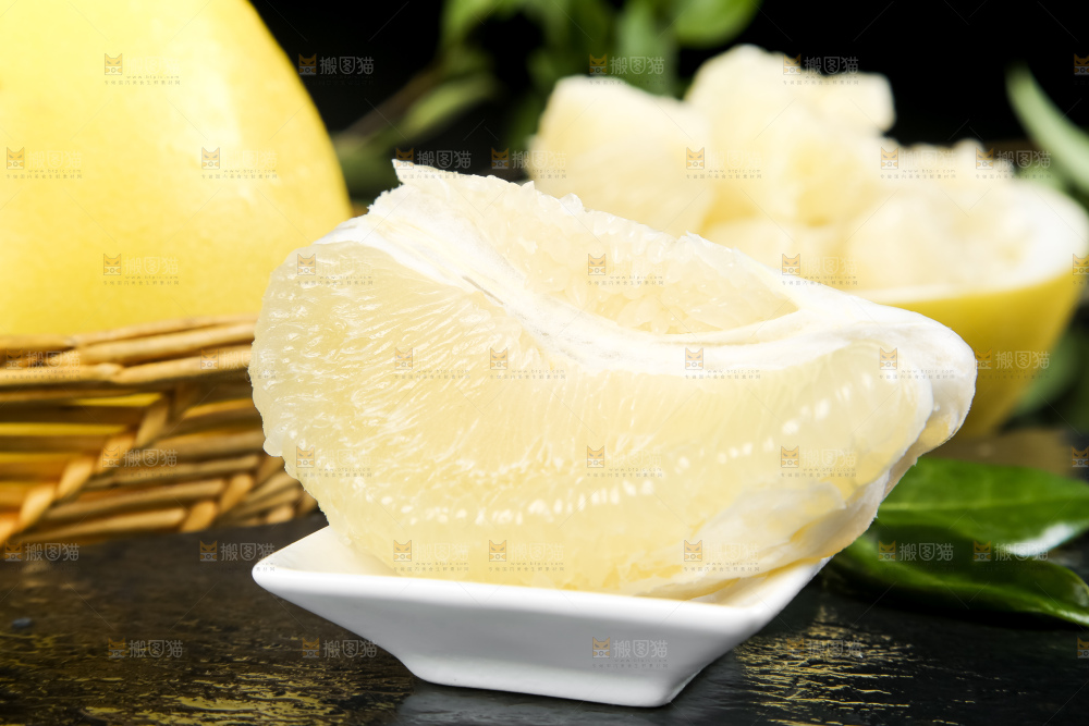 黑石板上的白心柚子