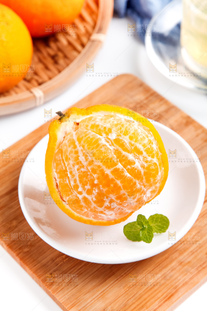 盘子里的新鲜丑橘