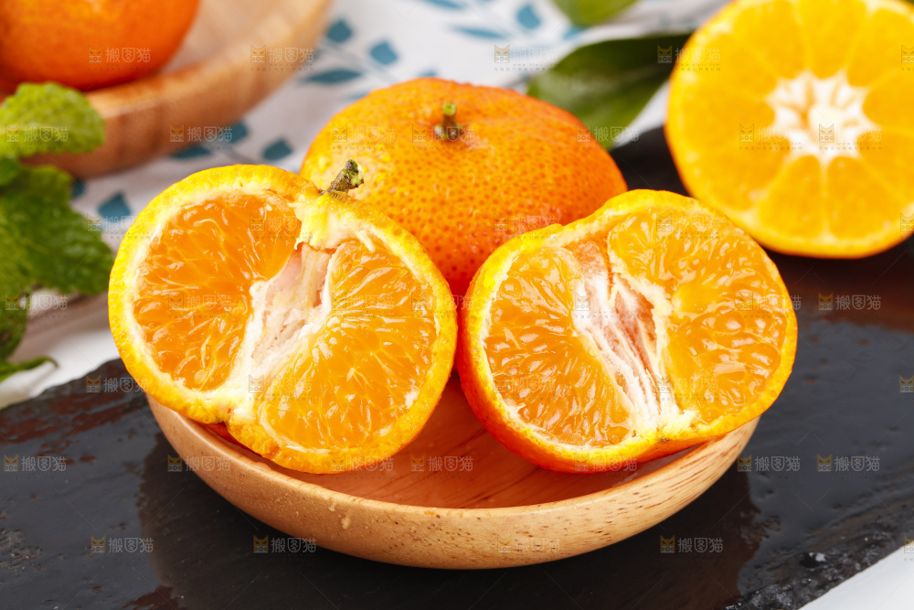 盘子里装着小蜜橘