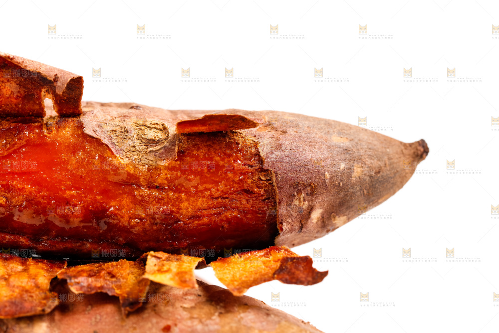 白底上放着烤红薯
