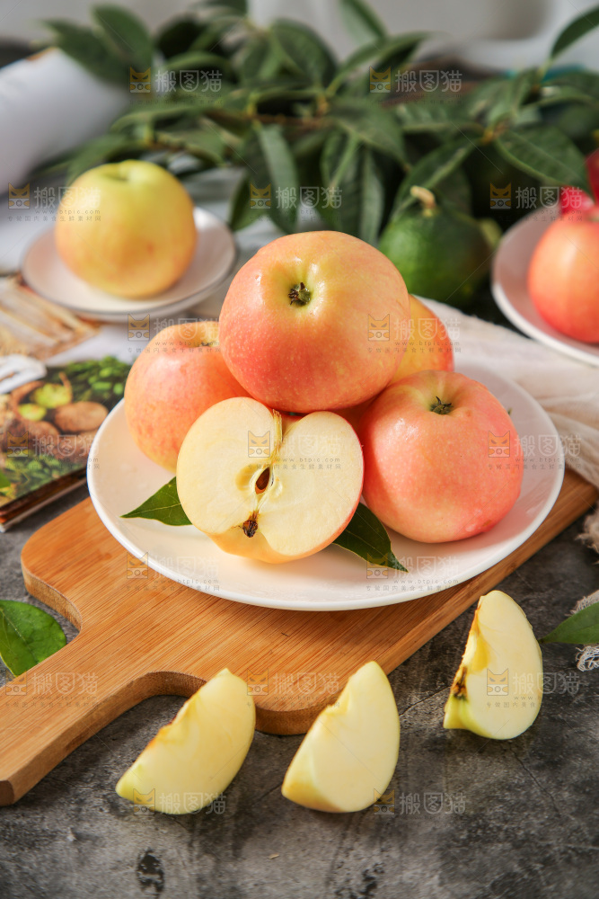 盘子里装着陕西嘎啦苹果