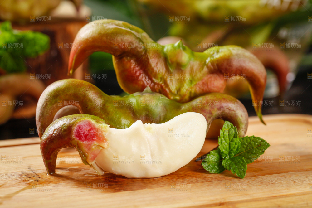 木板上的新鲜菱角