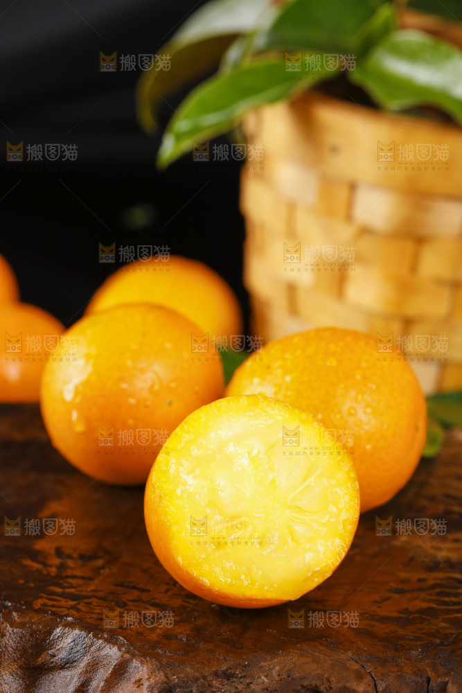 黑底上的小金桔
