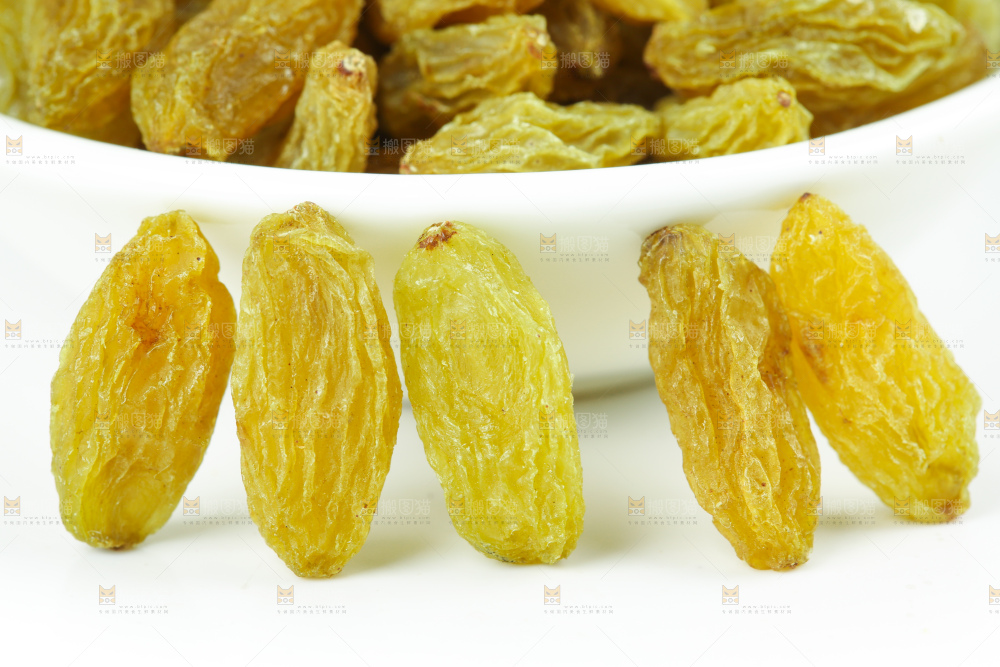 白底上的绿葡萄干