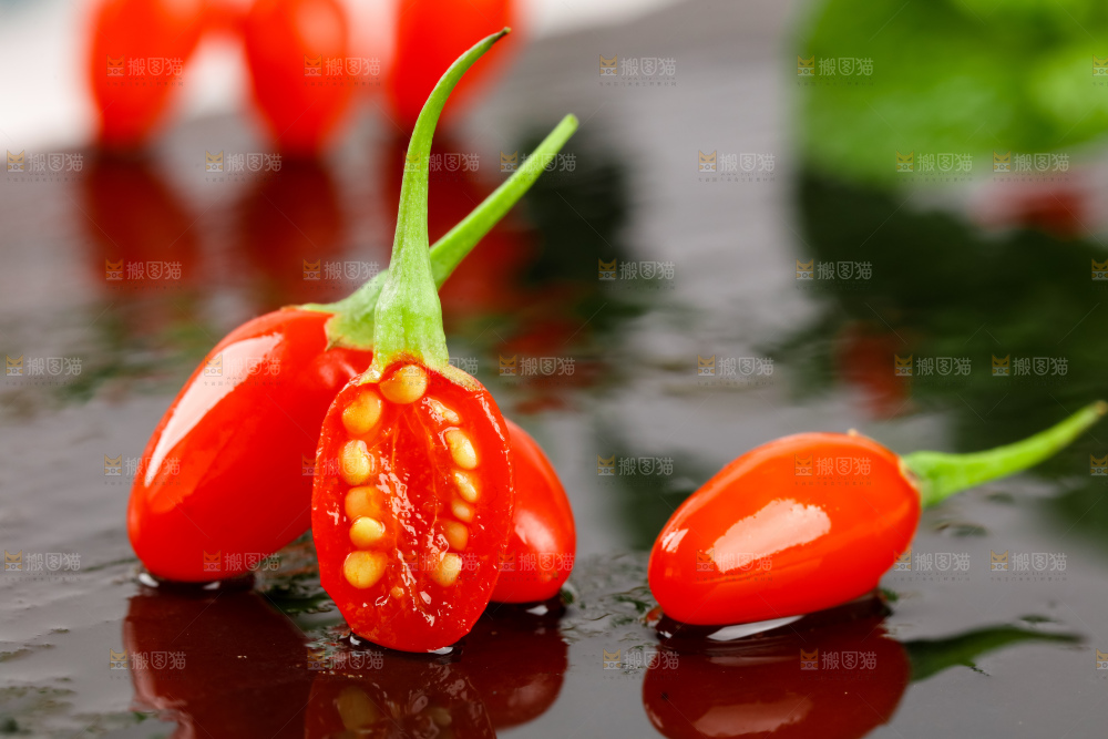 深底上放着枸杞鲜果