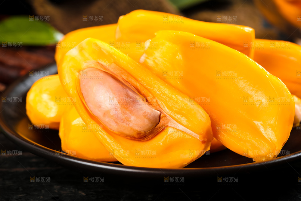 盘子里装着泰国红心菠萝蜜