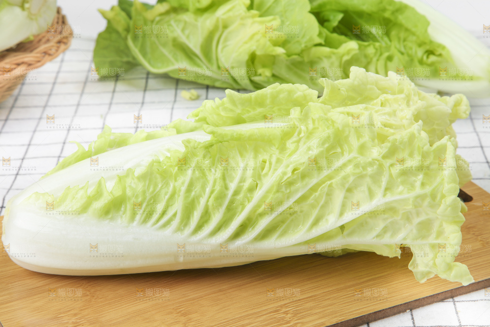 木板上的新鲜白菜