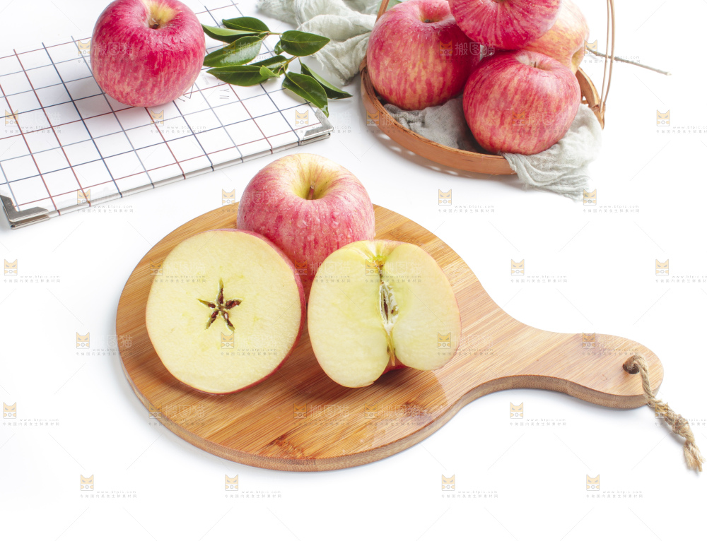 木板上的红富士苹果