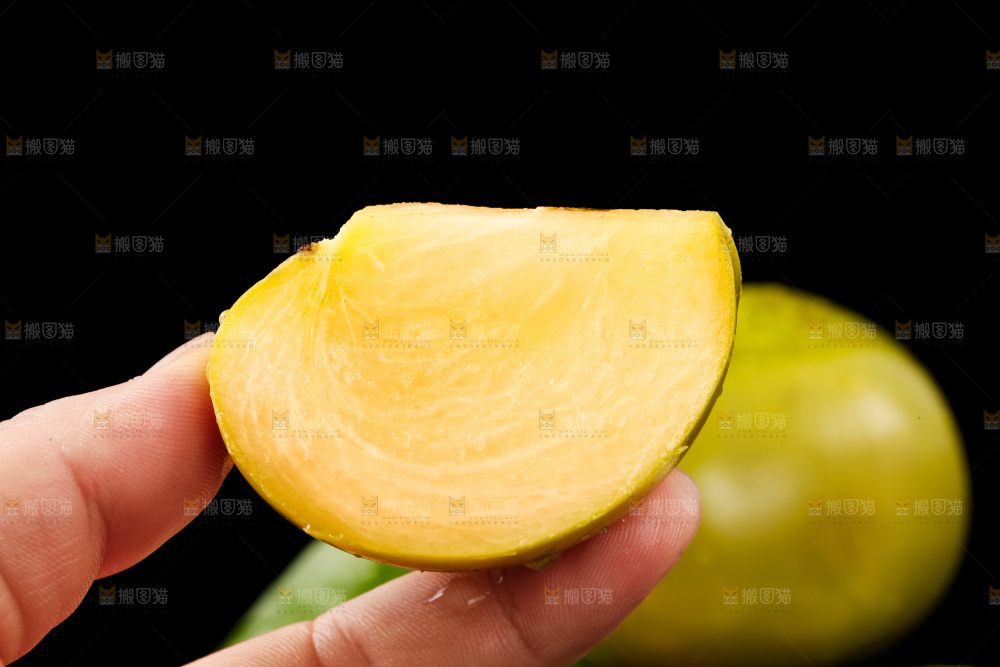 手里拿着新鲜柿子