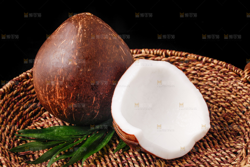 深底上放着海南椰皇