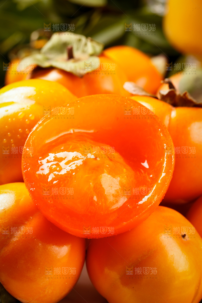 盘子里装着大柿子