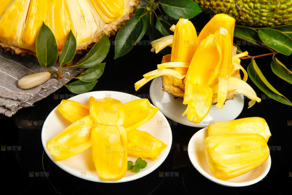 黑石板上放着泰国菠萝蜜