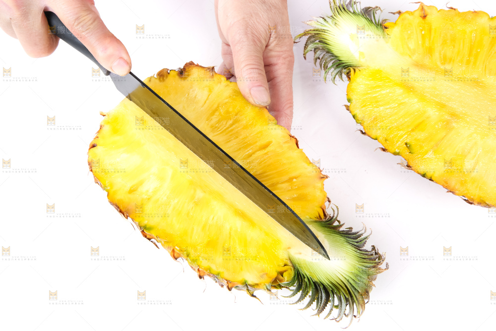 白底上放着菠萝