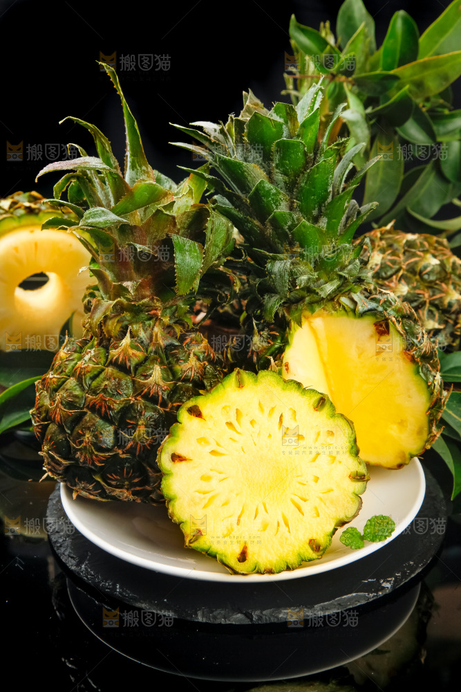 盘子里的新鲜小菠萝