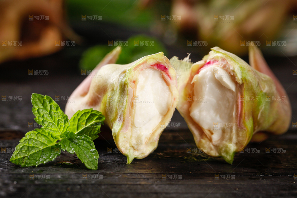 深底上放着新鲜菱角