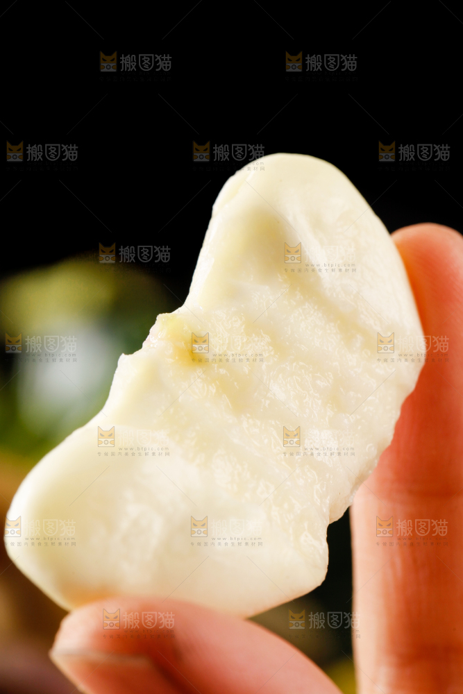 手里拿着新鲜菱角