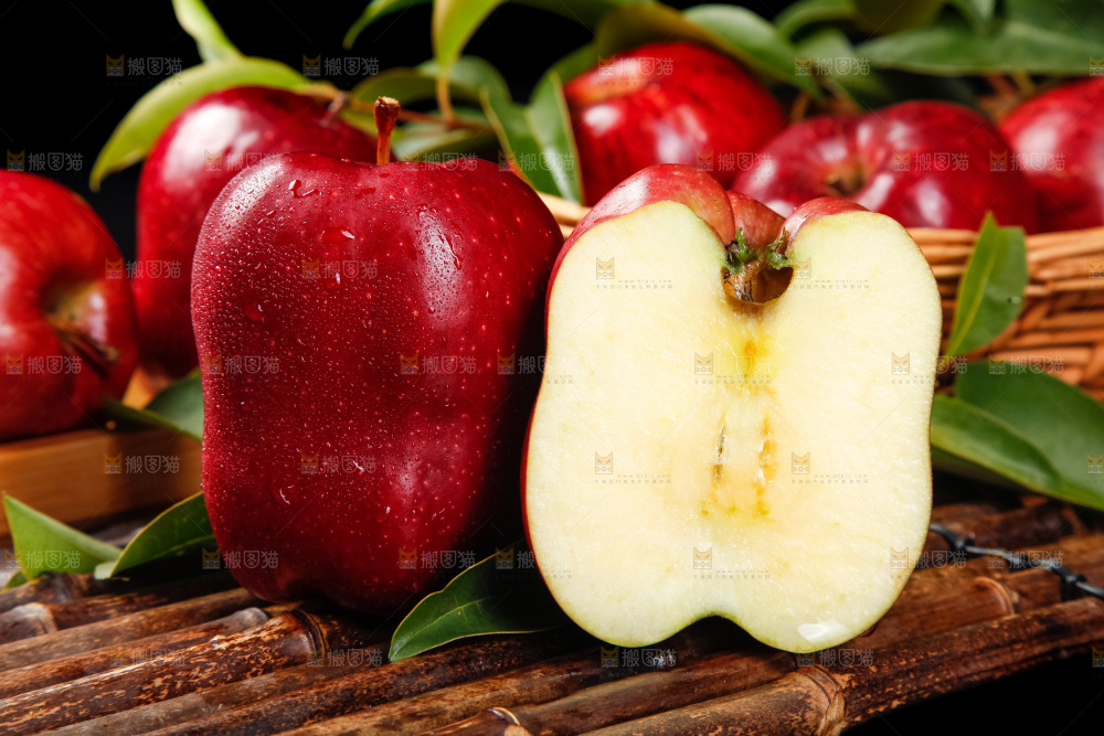竹底上的新鲜花牛苹果